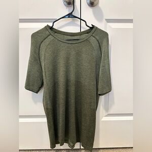 Men's lululemon gym shirt size L, great condition!